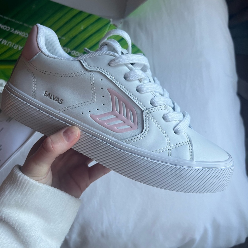 Cariuma SALVAS White Leather Rose Logo Sneaker 6.5 women’s